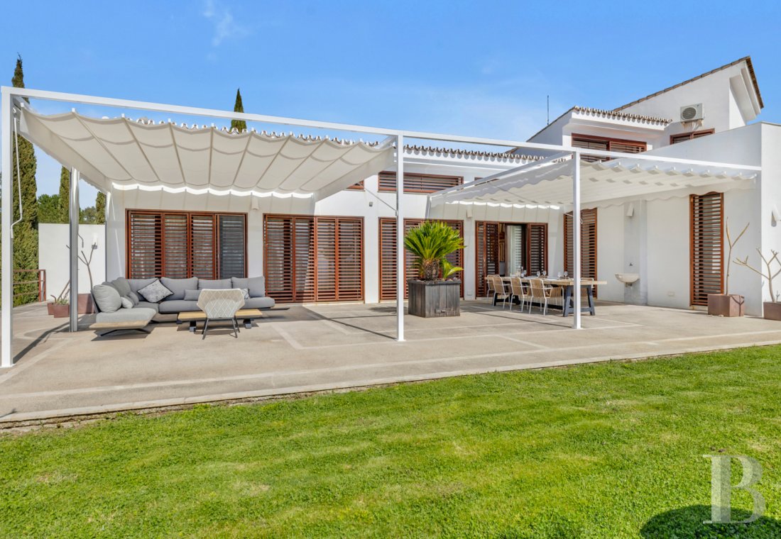 Au sud de l’Espagne, près de Ronda, une villa d’architecte au cœur des terres andalouses - photo  n°1
